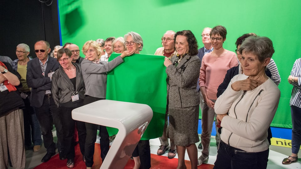 Die Gäste probieren aus, wie der Green-Screen funktioniert.