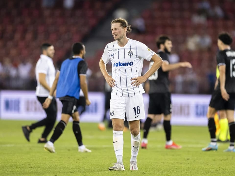 Marc Hornschuh steht enttäuscht auf dem Platz nach dem Out in der Champions League Qualifikation.