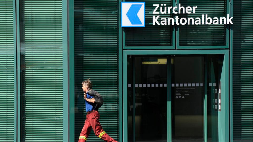 Blick auf ZKB Gebäude - eine Person rennt an der Tür vorbei. 