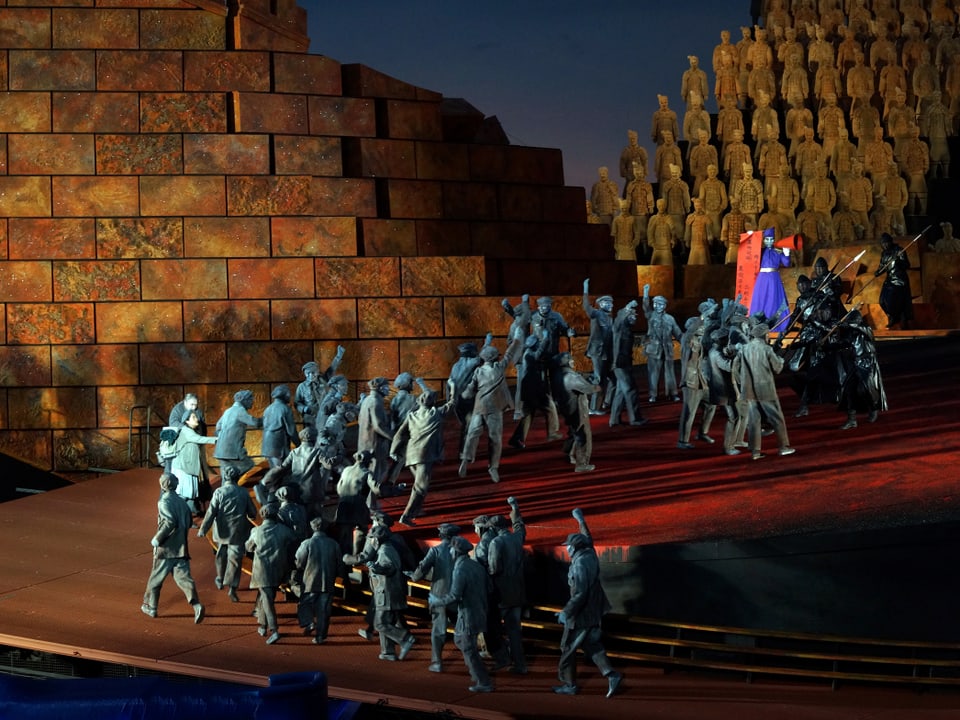 Bühne: Chinesische Soldaten vor einer grossen Mauer.