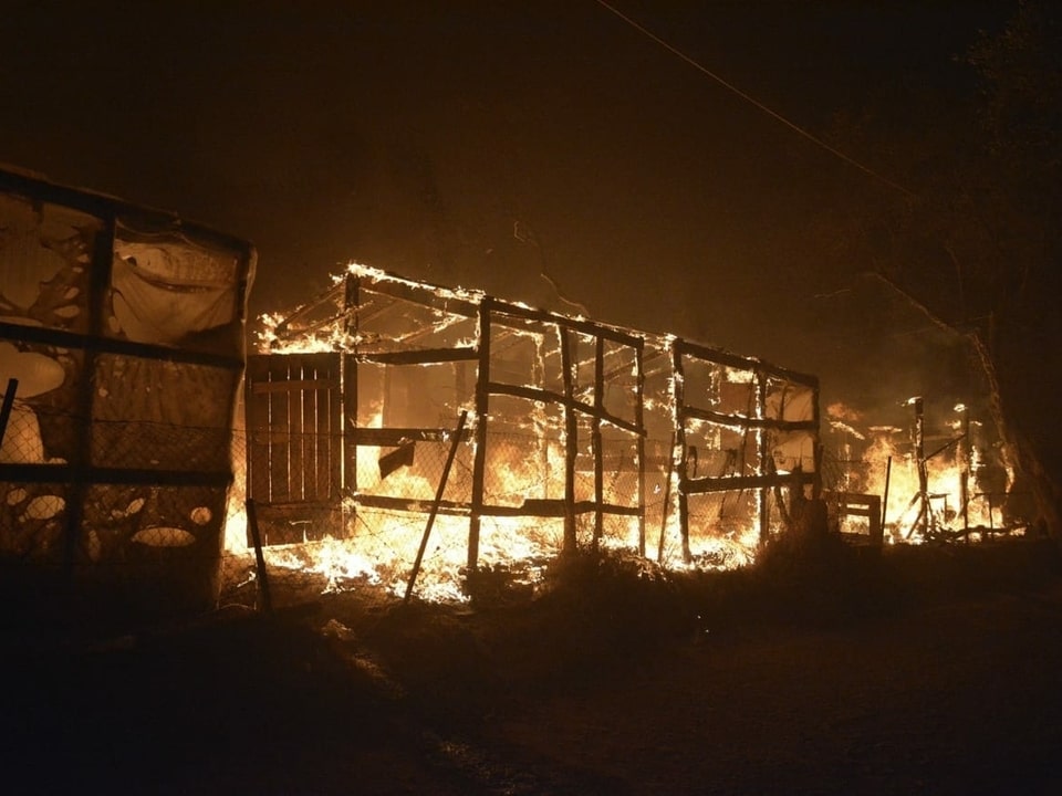 Brennende Baracke im Flüchtlingslager Moria.