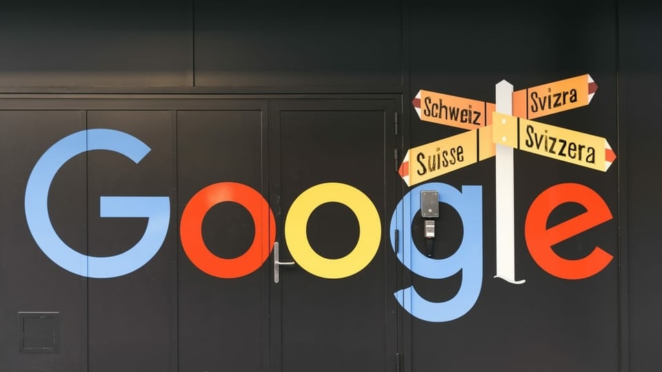 Google-Logo mit Schweiz-Bezug an einer Häuserwand.
