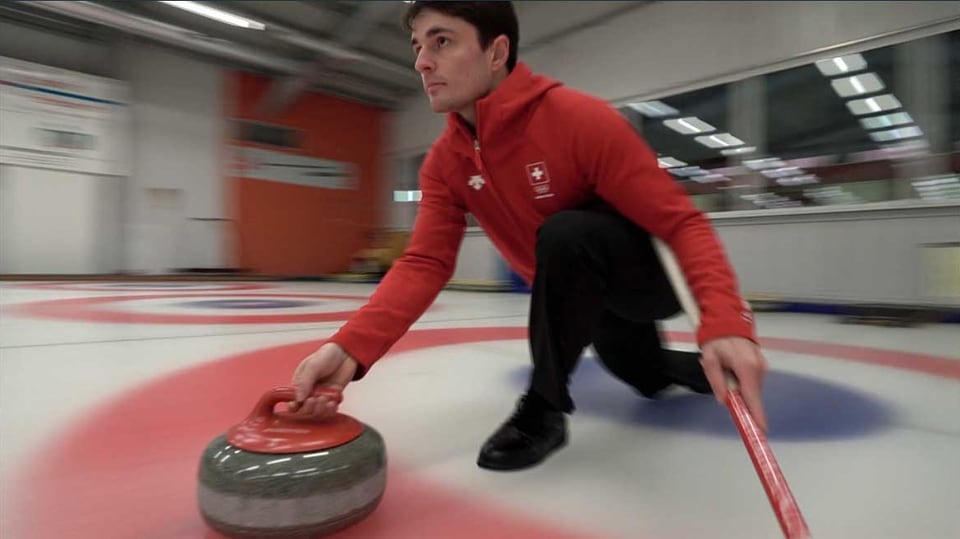 Benoît Schwarz stösst einen Curling-Stein.