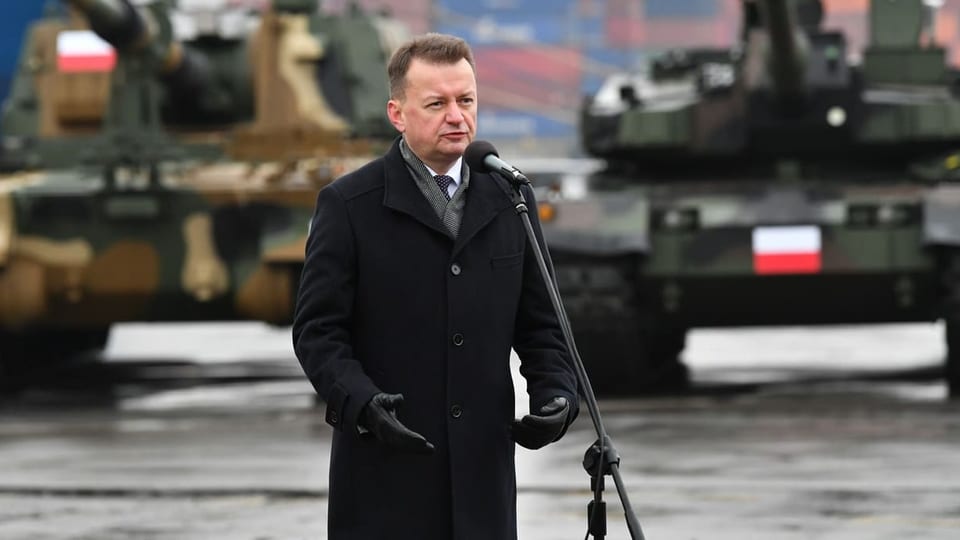 Der polnische Verteidigungsminister Mariusz Blaszczak vor einem Mikrofon.