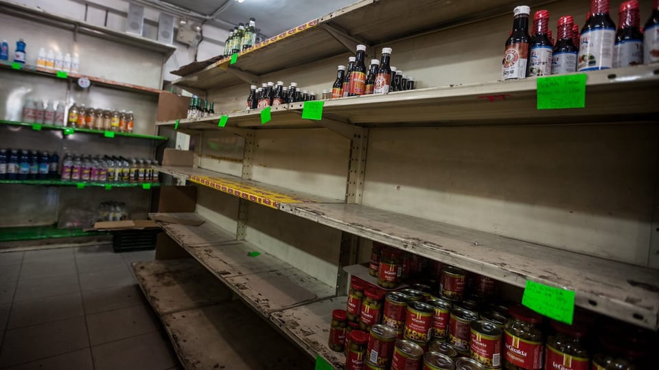 Fast leere Produktregale in einem venezolanischem Supermarkt.