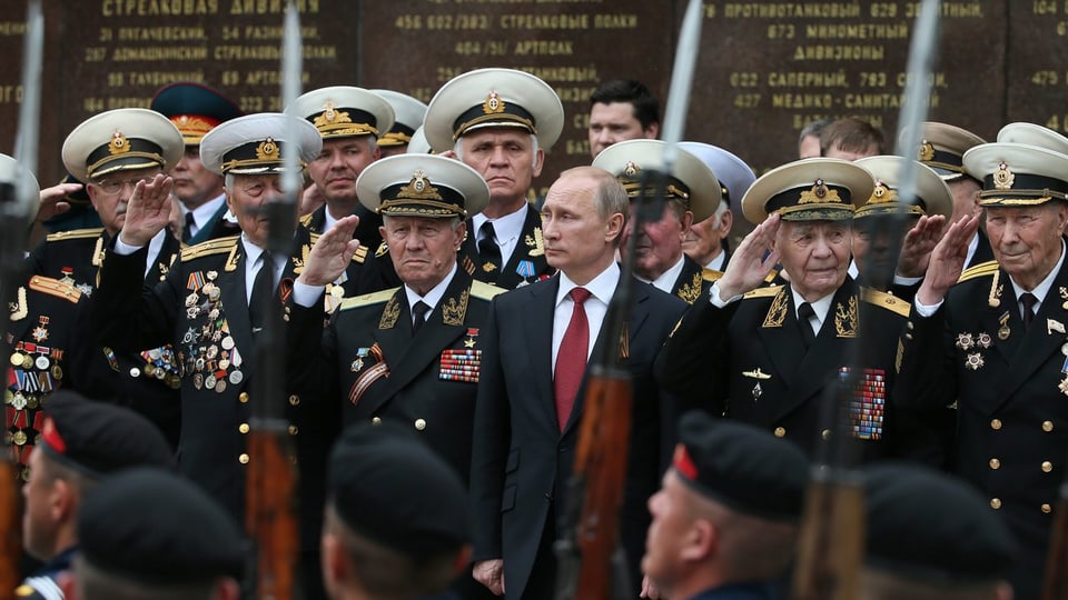 Putin nimmt Parade ab (unkomm.)