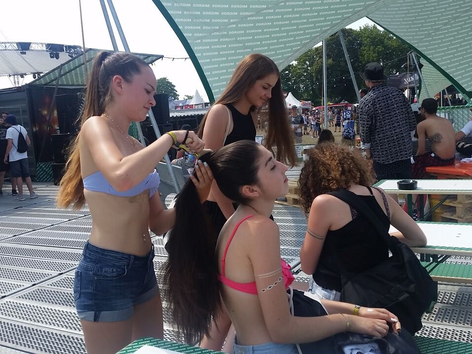 Junge Festivalbesucherinnen kämen sich gegenseitig die Haare