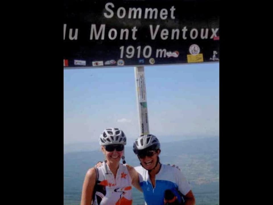 Riccarda Trepp und Barbara Colpi vor dem Schild «Sommet du Mont Ventoux» auf 1910 Metern über Meer.