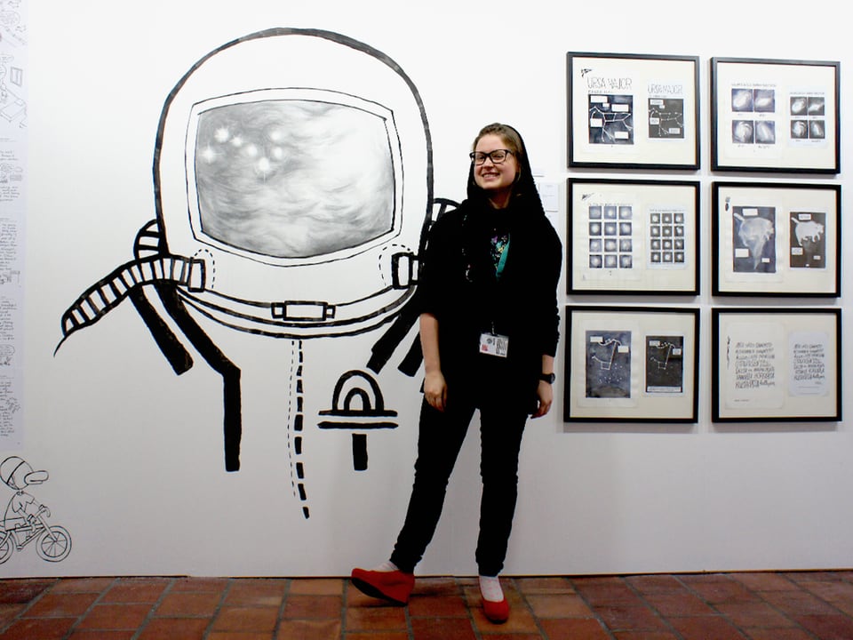 Die finnische Comicszeichnerin Mari Ahokoivu vor ihrem Werk am Fumetto in Luzern.