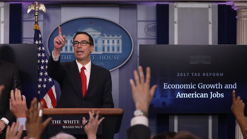 US-Finanzminister Steven Mnuchin hebt an der Pressekonferenz den Finger, Journalisten die Hand
