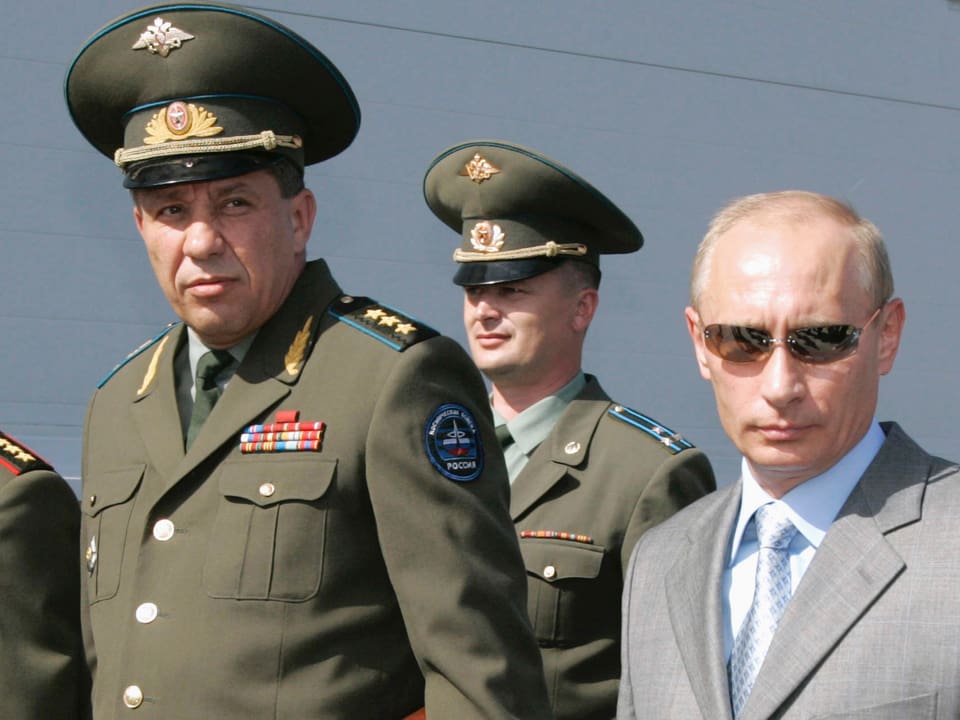 Putin mit Sonnenbrille und Militärs