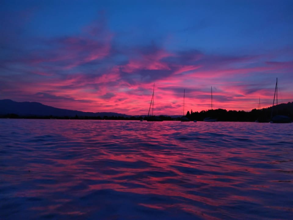 23. Juli Sonnenuntergang mit Blick über See.