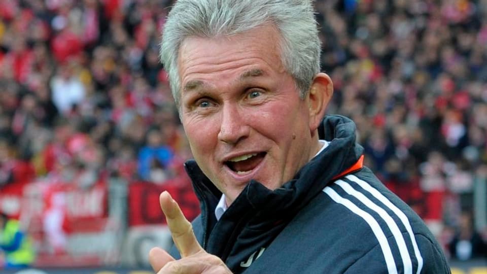 Bayern Coach Jupp Heynckes verabschiedet sich mit der Schale. 