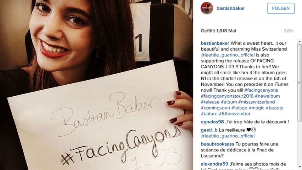 Portrait Laetitia Guarino. Sie hält ein A4-Blatt in der Hand mit der Aufschrift: "Bastian Baker # facingcanyons J-23"