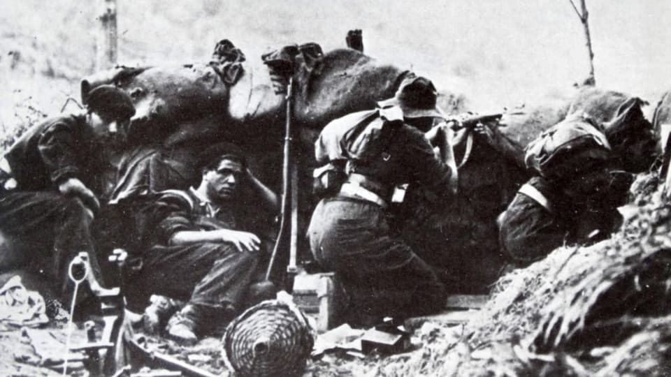 schwarzweiss Bild Männer in einem Graben, mit dem Rücken zum Bild, mit Waffen bereit.