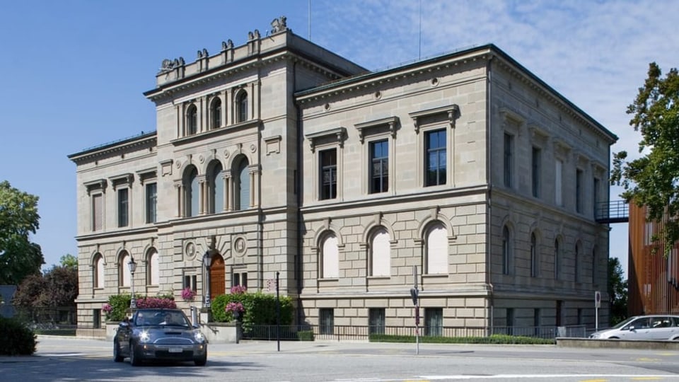The Zug government building, directly on Lake Zug.