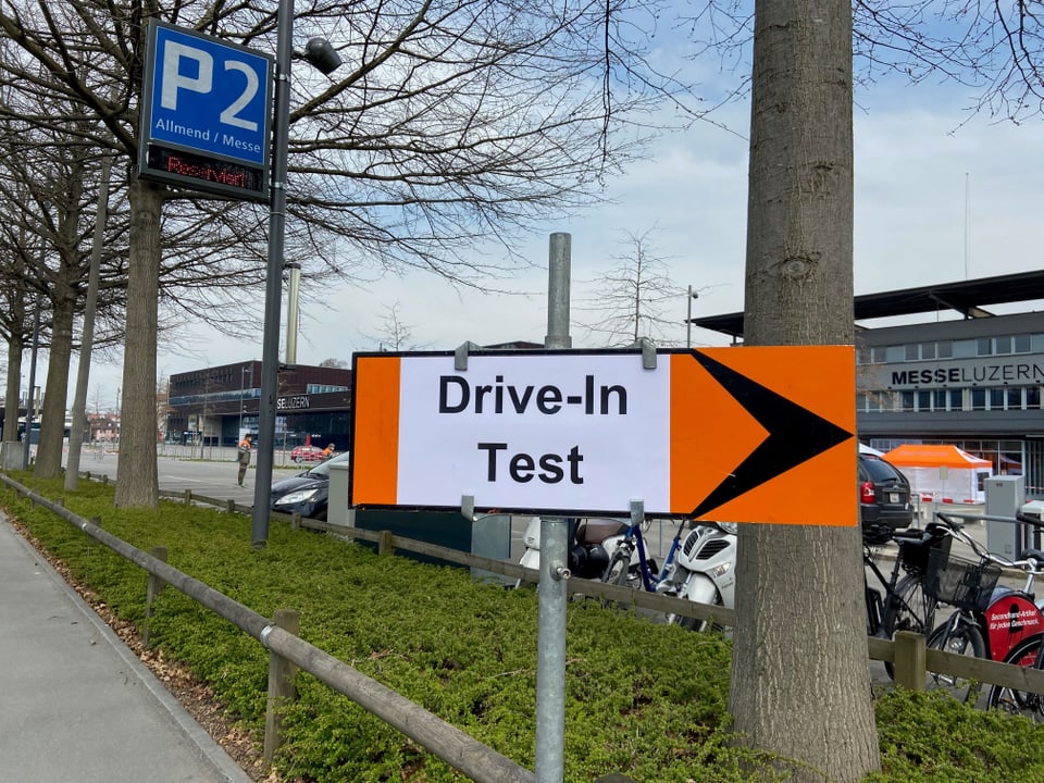 Ein Wegweiser mit der Aufschrift "Drive-In Test"