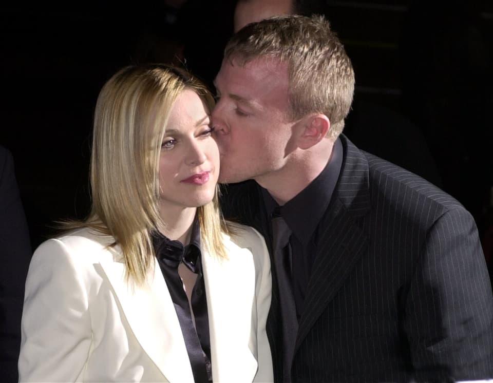 Madonna bekommt einen Kuss von ihrem Ex-Ehemann Guy Ritchie im Jahr 2001