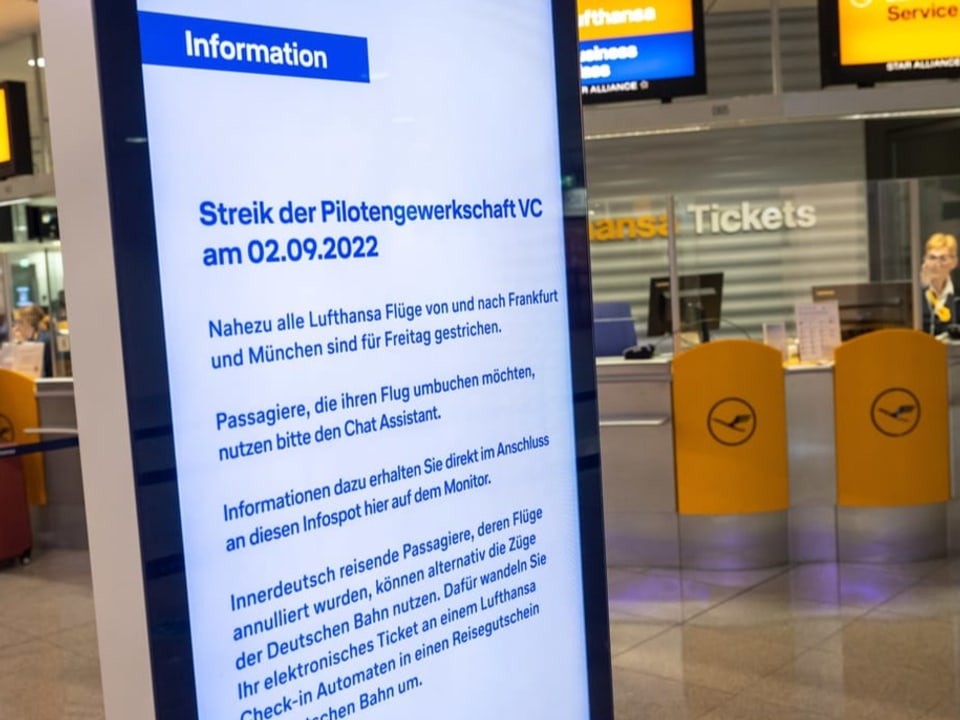 Anzeigetafel am Flughafen München.