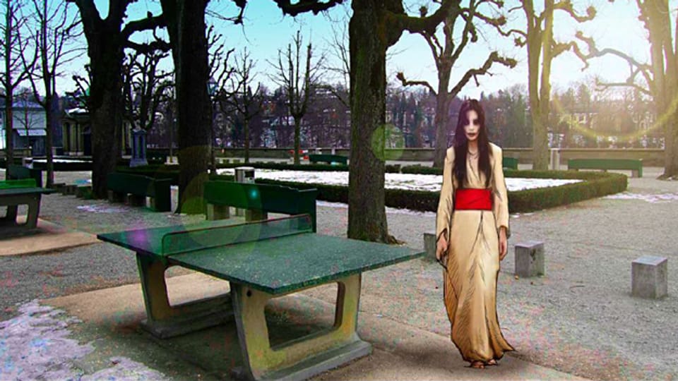 Eine blasse Frau in weissem Kleid und mit dunklen Augen steht neben einem Ping-Pong-Tisch auf einem grossen Platz.