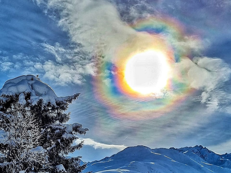 Sedrun/GR Farbige Ringe um die Sonne.