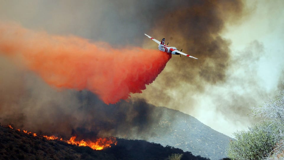 Sprengstoff, Schaufeln, Wasser - So werden Waldbrände bekämpft - News - SRF