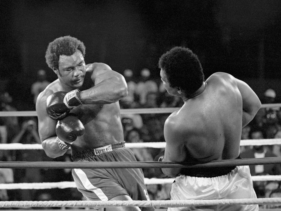 “Pendurar-se nas cordas” faz parte da tática de Ali Foto em preto e branco de uma luta de boxe no ringue.