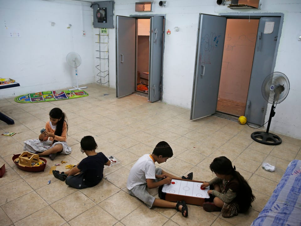 Ein Bunker der israelischen Stadt Ashkelon mit vier spielenden Kindern