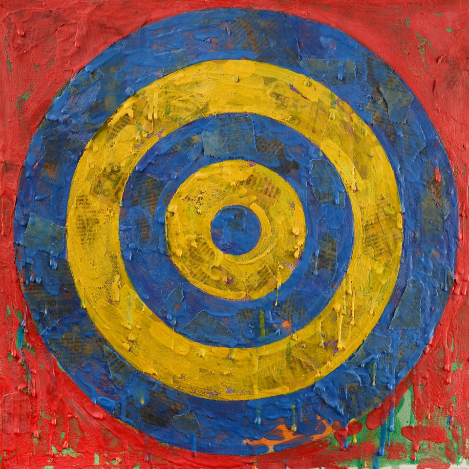 Bild, das eine abstrahierte Zielscheibe aus gelben und blauen Ringen vor rotem Hintergrund zeigt. 