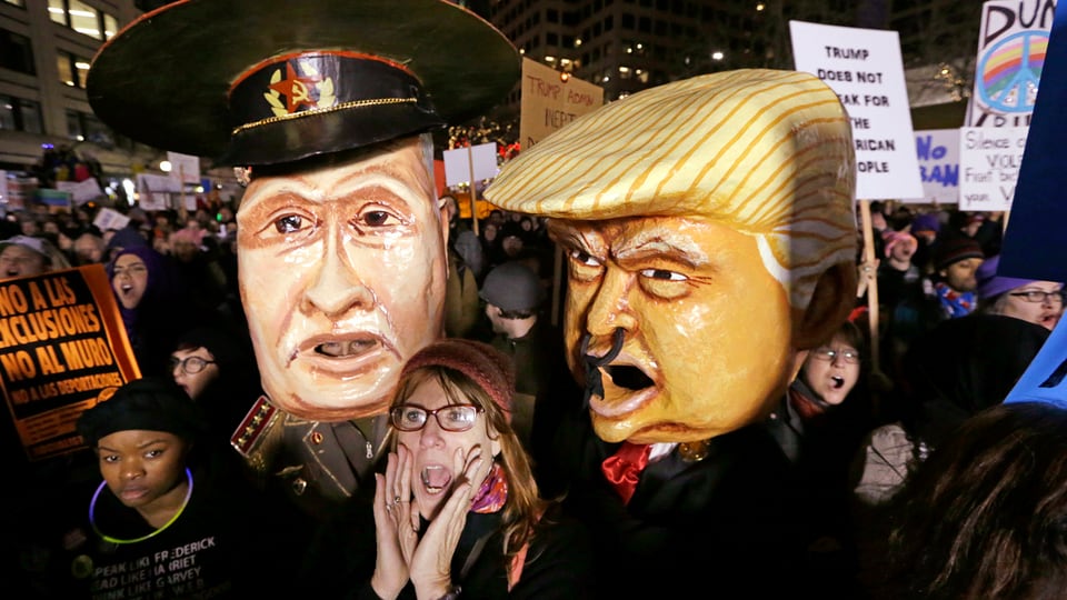 Figuren von Donald Trump und einem russischen General