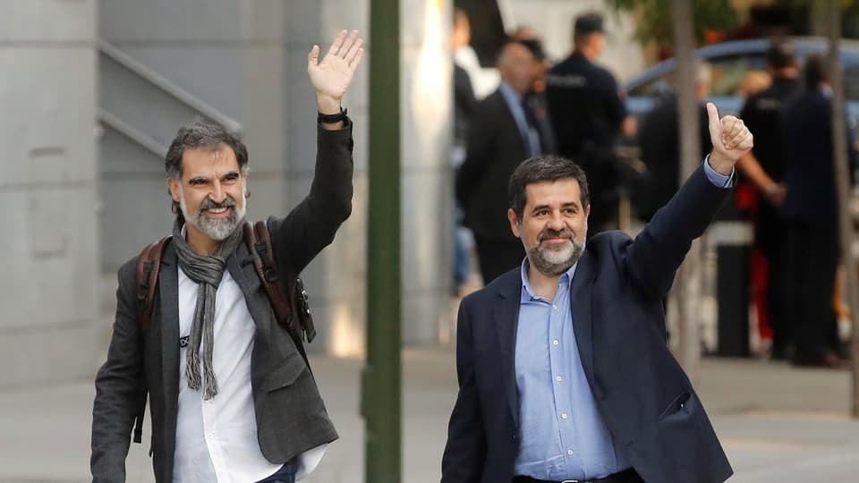 Jordi Cuixart (links) und Jordi Sanchez (rechts) winken.