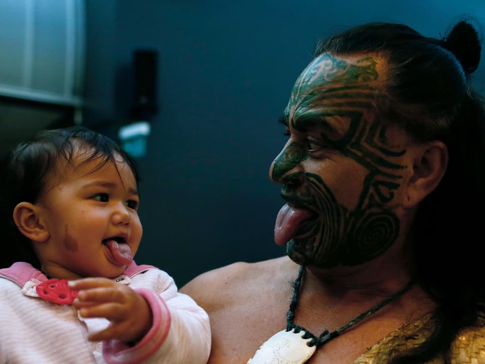 Ein Maori mit seinem Sohn.