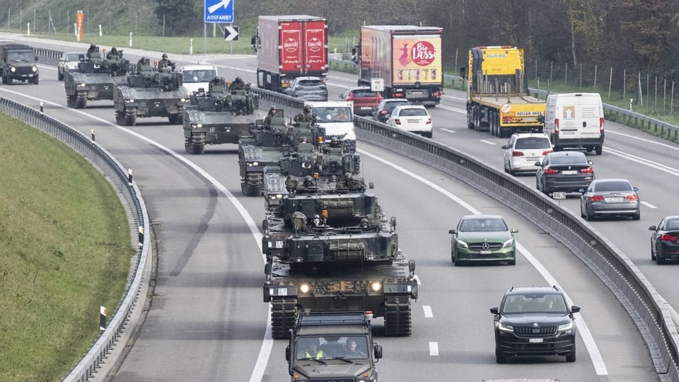 Panzer auf Autobahn.