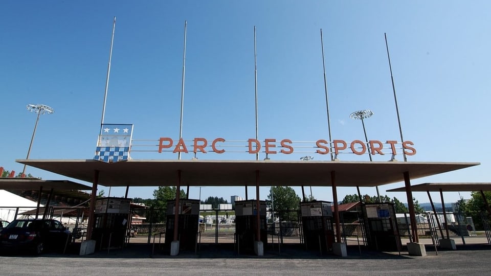Eingang eines Fussballstadions mit dem Schriftzug «Parc des sports»