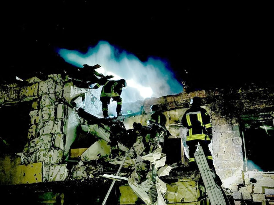 Rettungskräfte durchsuchen die Trümmer eines zerstörten Hauses in Odessa.