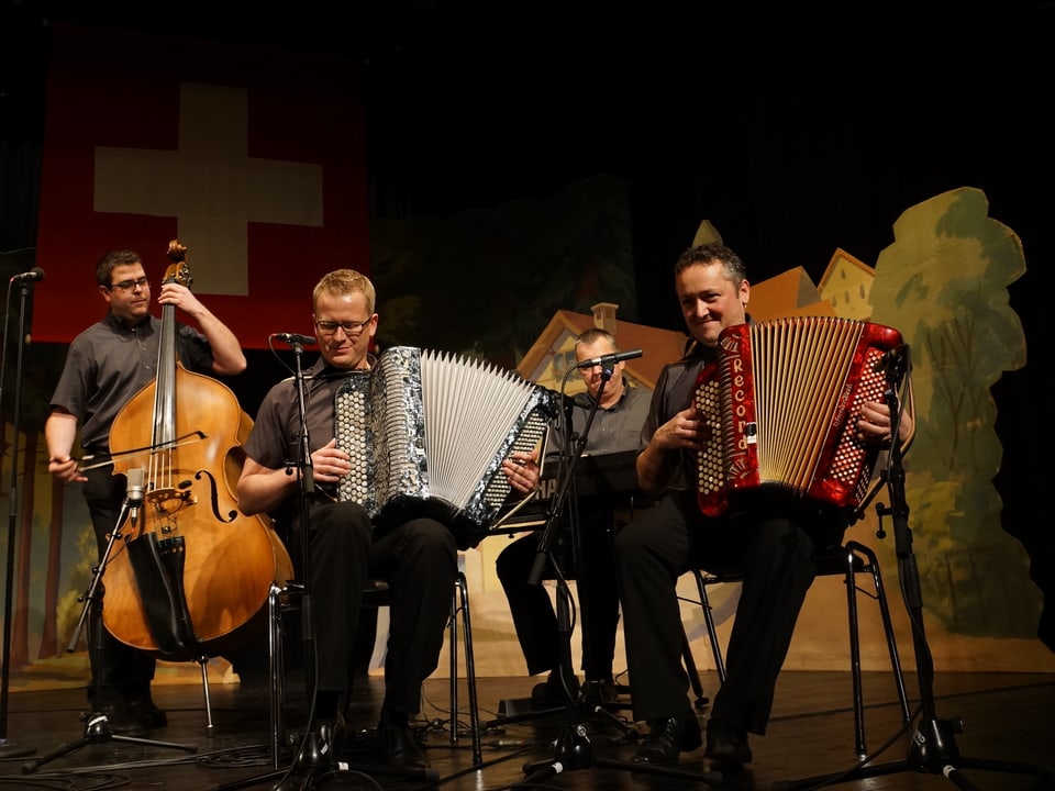Eine vierköpfige Volksmusikformation mit Kontrabass, Akkordeon und Piano.