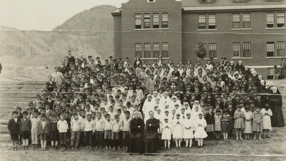 Internat Kamloops mit Dutzenden Schülern im Gruppenbild.