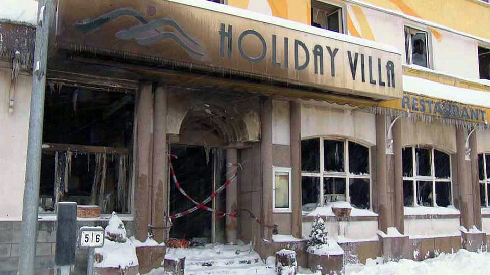 Eingang des abgebrennten Posthotels in Arosa.