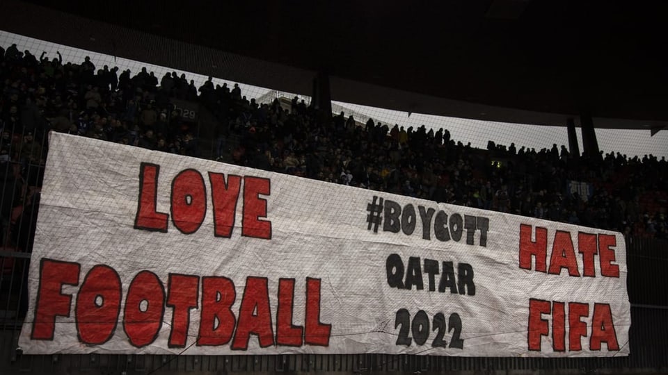 Fans des FC Zürich hissen ein Banner mit der Aufschrift «Love Football, Hate Fifa. Boycott Qatar 2022.»