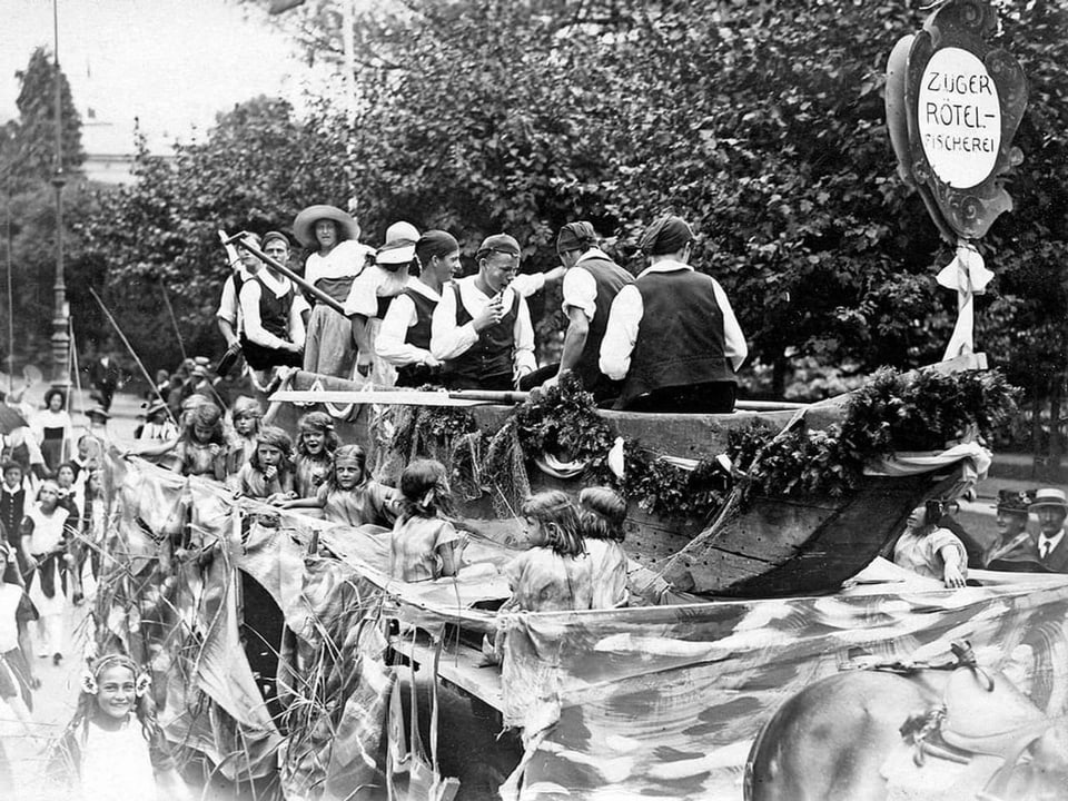 Am Umzug des Musikfestes von Zug 1923 fahren Fischer in einem Boot durch die Menge.