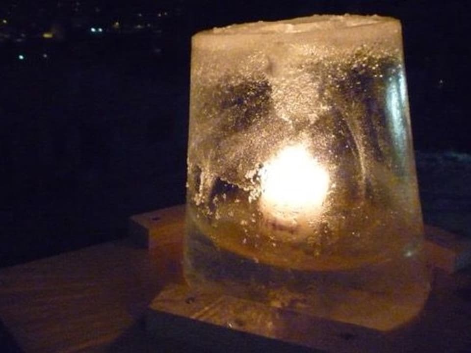 leuchtendes Eislicht in der Nacht