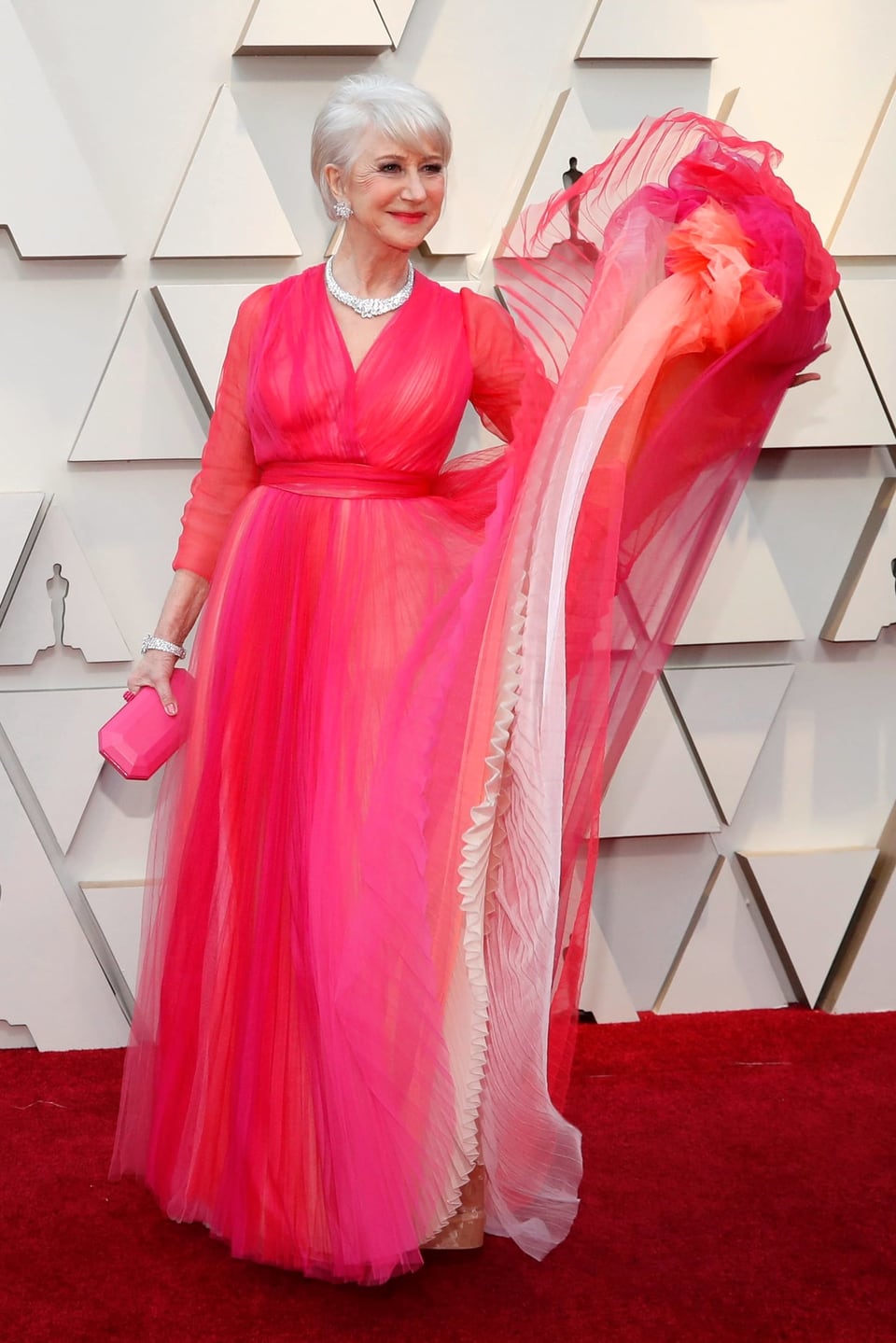 Helen Mirren in einer hellroten Robe