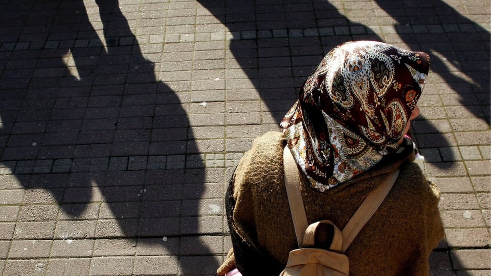 Eine Türkin mit Kopftuch auf einer Strasse