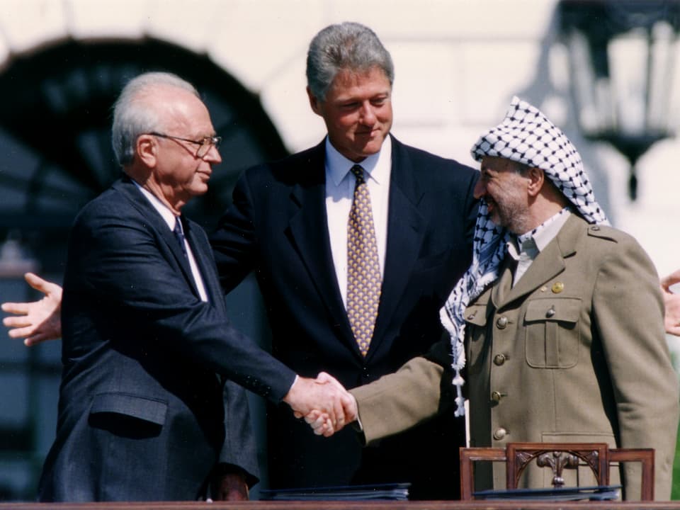 Rabin und Arafat geben sich im Beisein von Bill Clinton die Hand