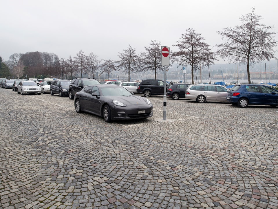Der Parkplatz am Hafen Enge.