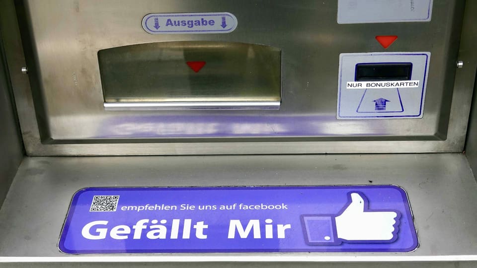 Ein Bankautomat mit Facebook-Logo