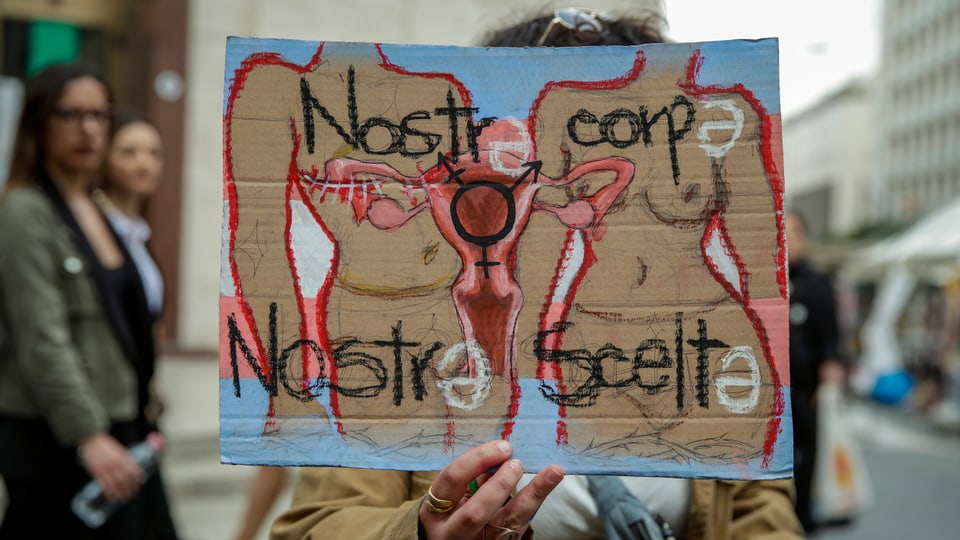 In italienischen Städten – wie hier in Neapel – protestierten Frauen gegen die neue Regelung (30. April 2024).