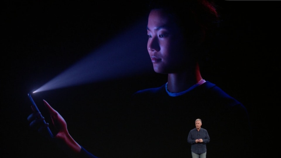 Apple-Manager Phil Schiller stellt die Gesichtserkennung des neuen iPhone X vor.