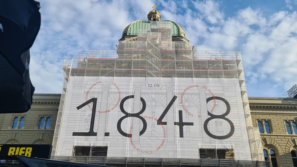 Ein riesiges Plakat vor dem Bundeshaus, auf dem steht. 1848.