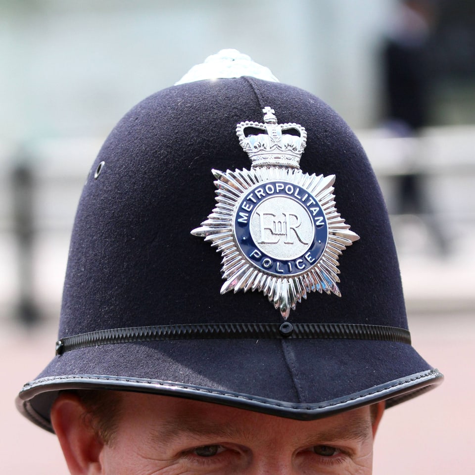 Blick auf einen Helm aus Filz, vorne ein silbernes Kennzeichen mit der Aufschrift "Metropolitan Police".